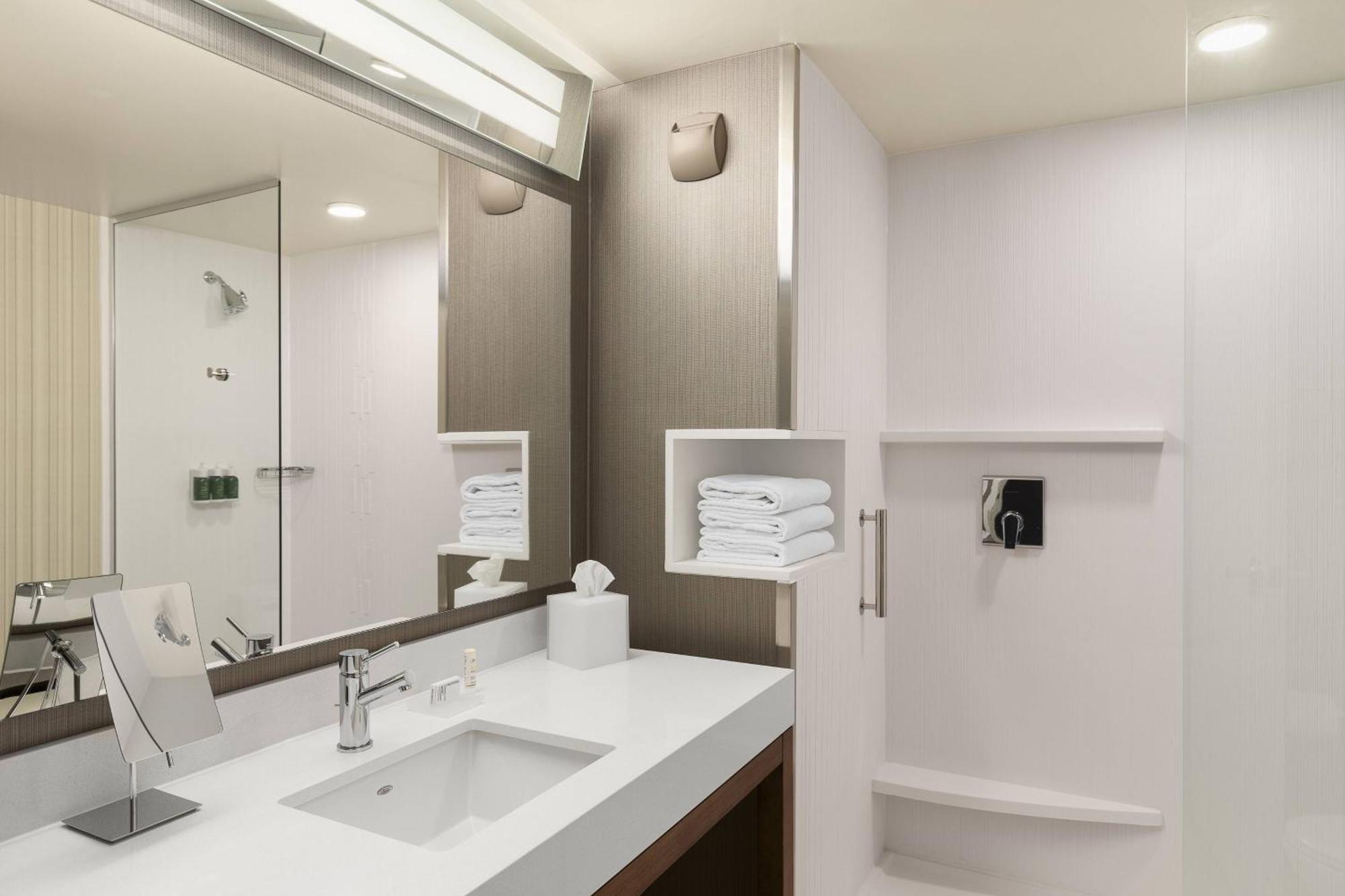 Courtyard By Marriott Seattle Northgate Hotel Bagian luar foto
