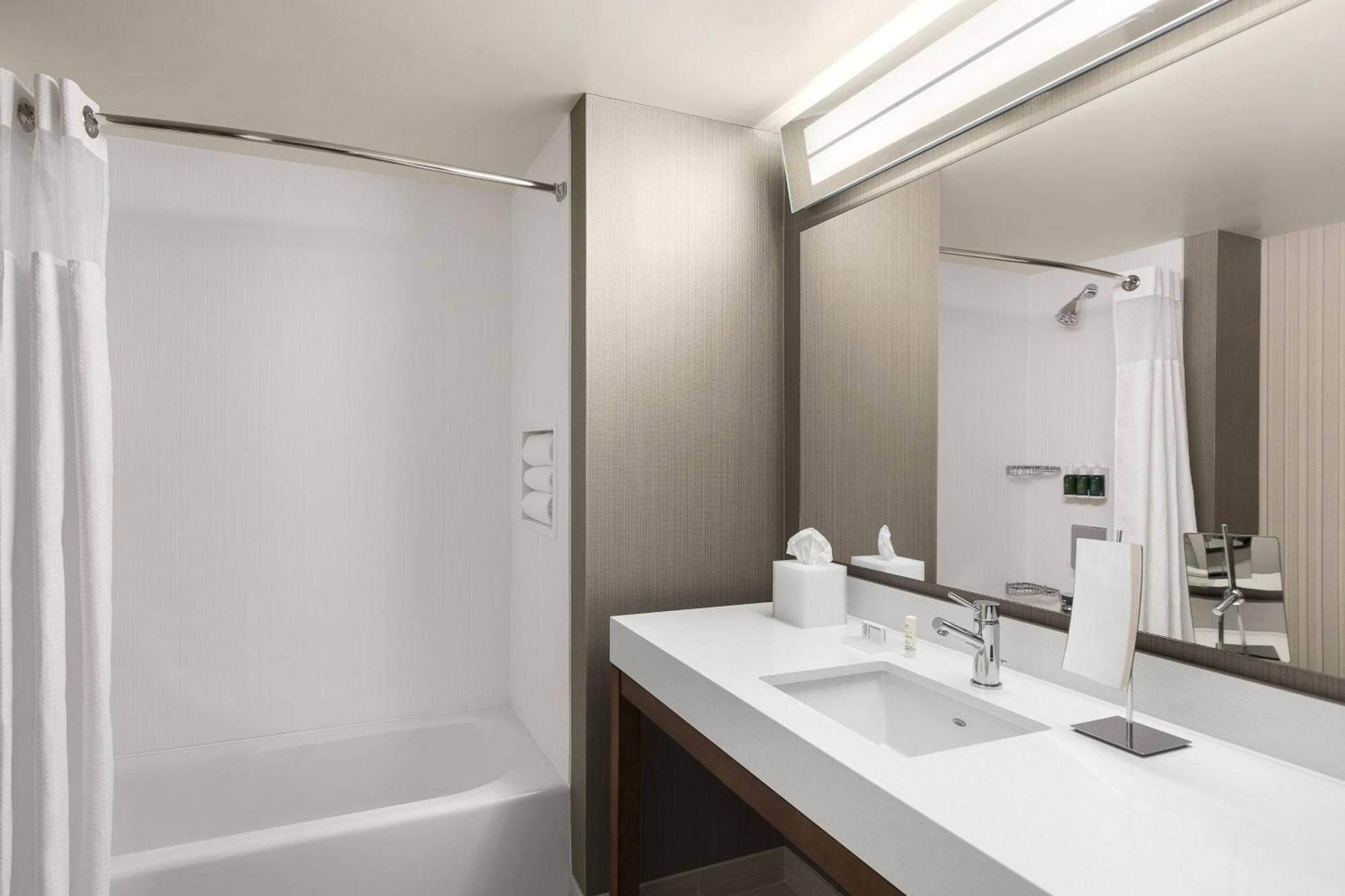 Courtyard By Marriott Seattle Northgate Hotel Bagian luar foto