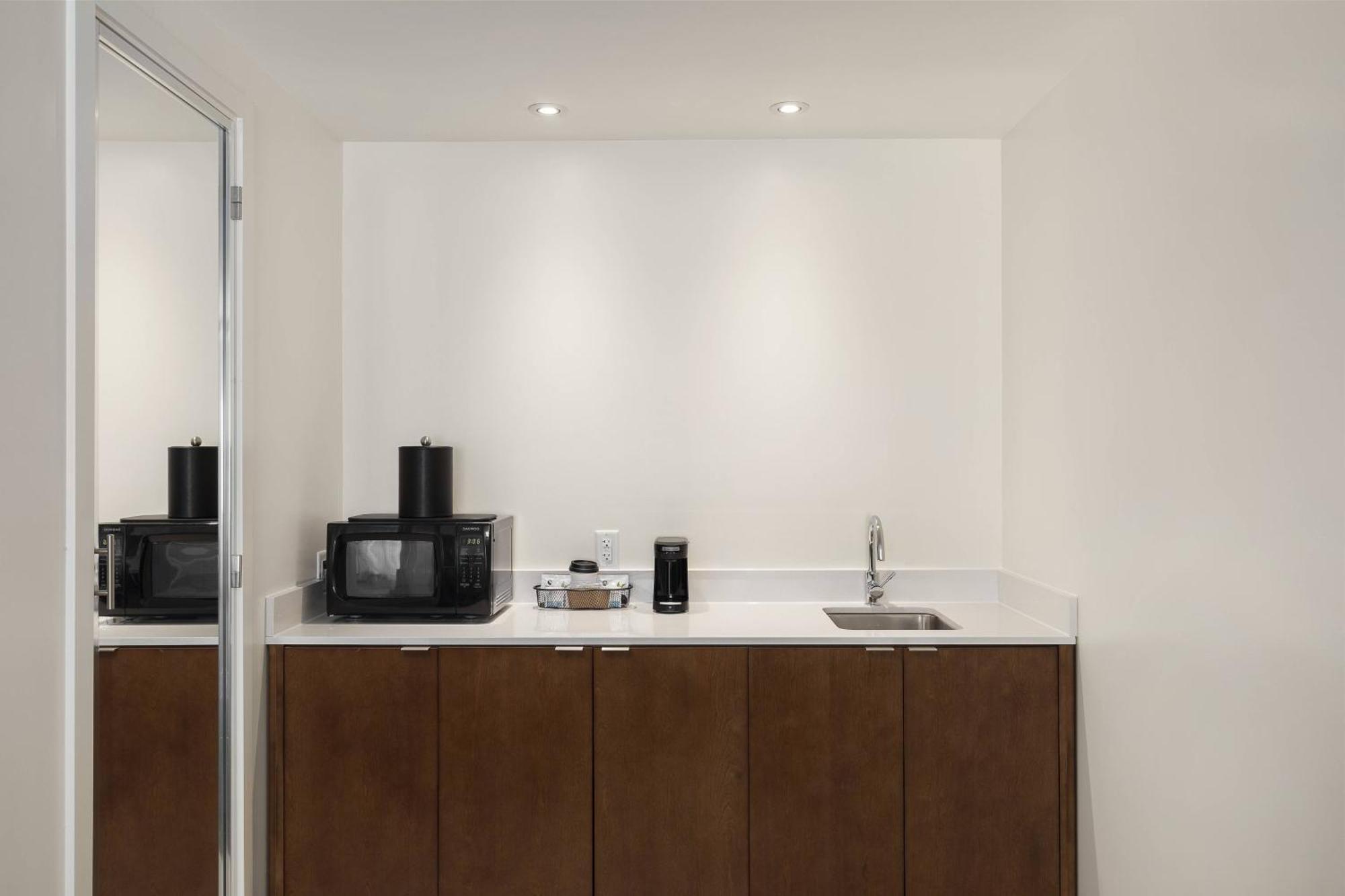 Courtyard By Marriott Seattle Northgate Hotel Bagian luar foto
